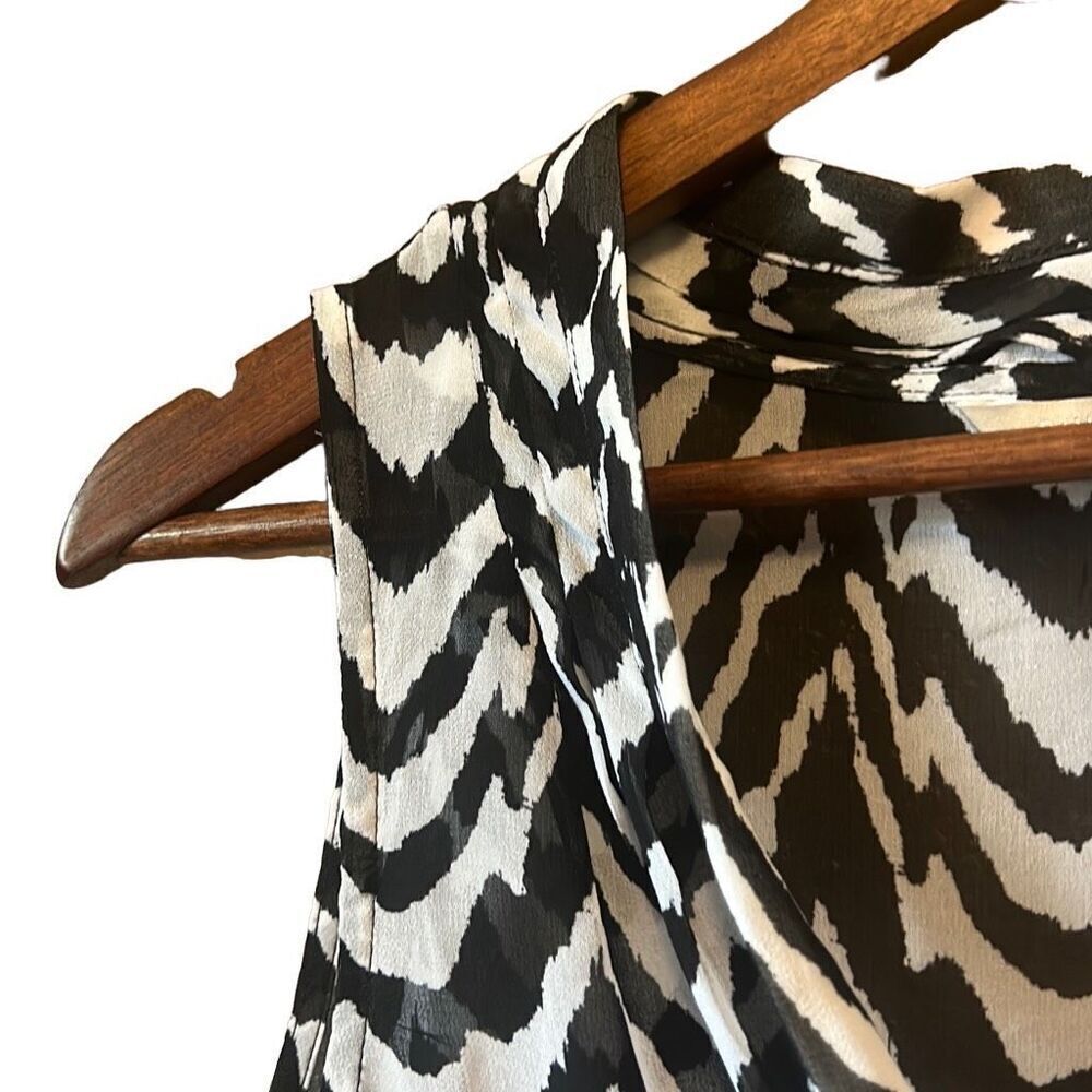 Banana Republic Sleeveless Chevron Print V Neck Blouse Women's‎ Size S - Picture 3 of 6